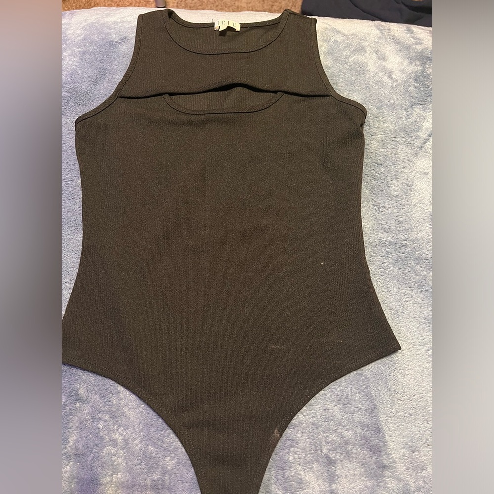 Leotard with cleavage area
